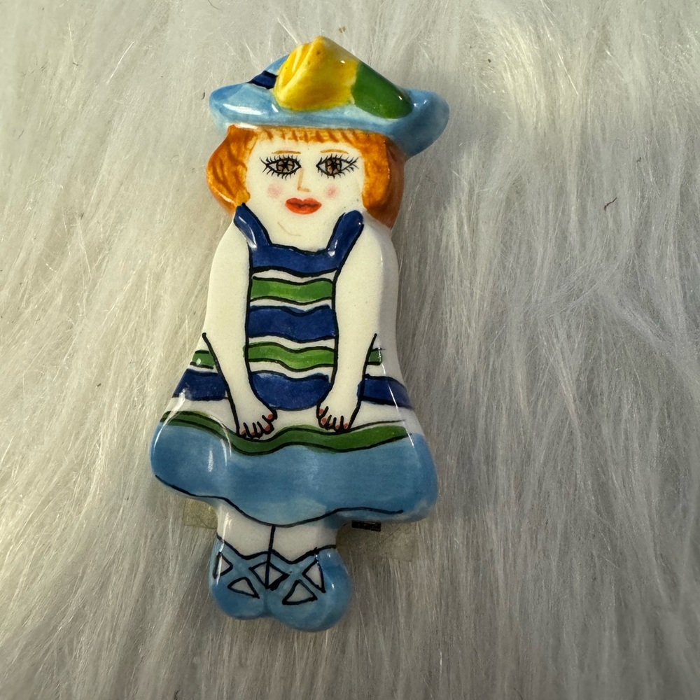 Vintage Ceramic Louisa Pin.     Tote P4